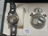 deux montres dans un coffret, posées sur une table