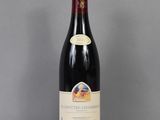une bouteille de vin posée sur une table