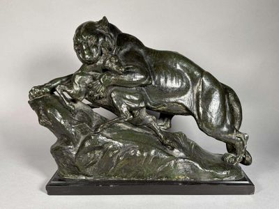 sculpture en bronze représentant un tigre sur un rocher, sur fond blanc