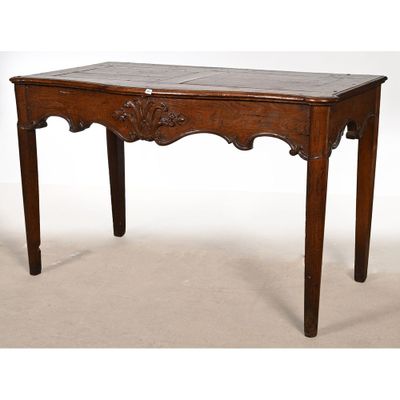 une vieille table en bois avec un plateau en marbre sur fond blanc