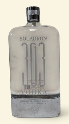 une bouteille de vodka posée sur une table