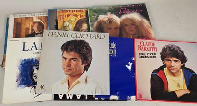 beaucoup de CD de musique posés sur la table