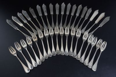 Partie de service à poisson en argent comprenant 18 fourchet…