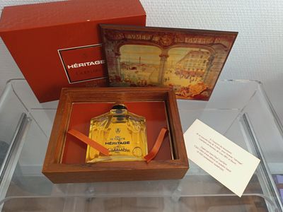 une vitrine en verre contenant un flacon de parfum