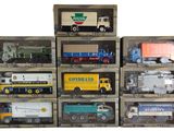 de nombreux types de camions jouets dans une vitrine