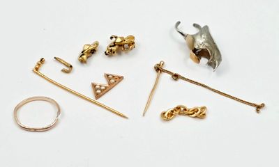 plusieurs types de bijoux différents sur une surface blanche