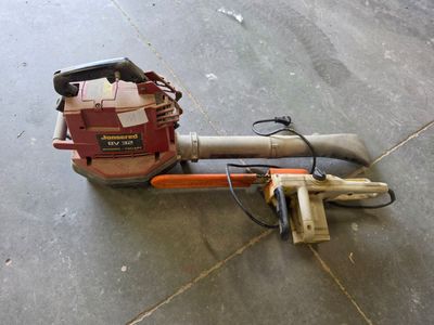 un petit ventilateur posé par terre à côté d'un tuyau