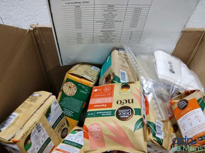 une boîte pleine de nourriture posée sur le sol