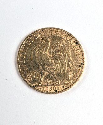 Gros plan sur une pièce d'or ornée d'un coq