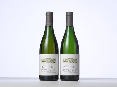 deux bouteilles de vin posées l'une à côté de l'autre sur une table