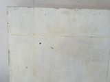 un mur carrelé de blanc avec un trou au milieu