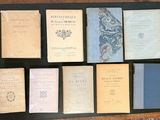 de nombreux vieux livres posés ensemble sur la table
