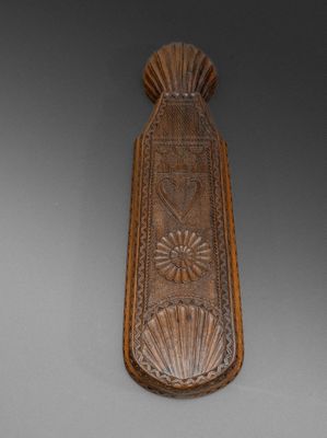 une vieille cuillère en bois ornée d'un motif décoratif