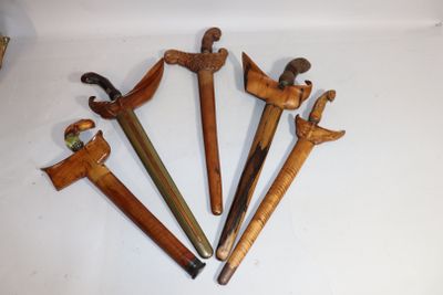 Lot de cinq kriss indonésiens modernes. - Photo 1