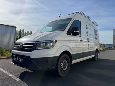 la camionnette blanche est garée dans un parking près d'un bâtiment