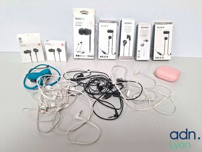 plein de casques posés sur une table