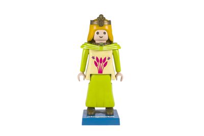 un gros plan sur une figurine représentant une femme coiffée d'une couronne