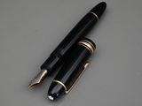 un stylo et un stylo à bille posés sur une table
