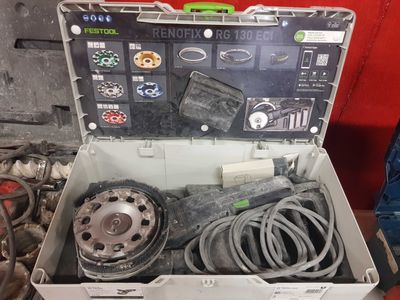 une boîte avec un tas d'outils à l'intérieur