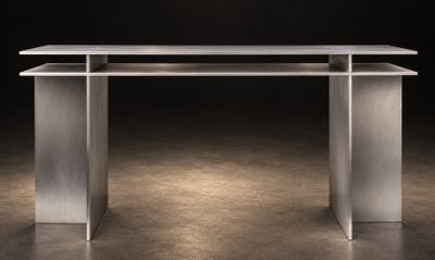 une image représentant une table sur laquelle est posée une lampe