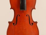 un vieux violon avec un archet sur fond blanc