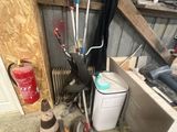 une photo d'un garage avec beaucoup d'outils sur le sol