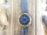 une montre rangée dans une boîte en plastique