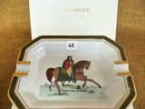 un gros plan d'une assiette sur laquelle figurent un cheval et un cavalier
