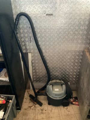 une photo d'une pièce sale dans laquelle se trouve un aspirateur