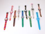 tout un tas de montres alignées sur la table