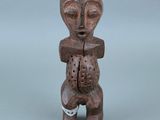 un gros plan sur une figurine représentant une personne tenant un bébé dans ses bras
