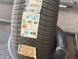 un pneu sur lequel est collé un autocollant, posé sur un morceau de métal