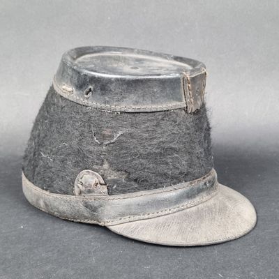 un chapeau gris orné d'une boucle métallique