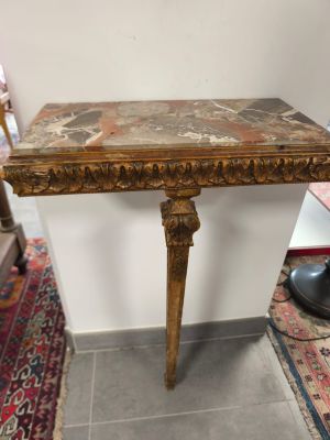 une console ancienne avec un plateau en marbre