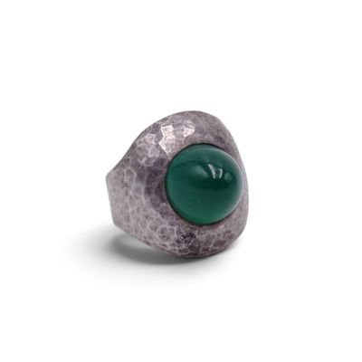 une image représentant une bague avec une pierre verte au centre