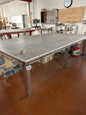 Un lot de deux tables de travail. - Photo 1