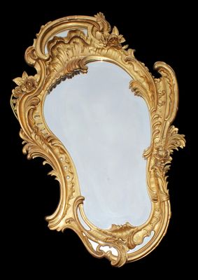 un miroir posé sur une surface noire