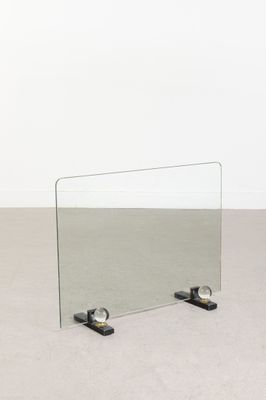 une image représentant un miroir posé sur un sol en béton
