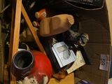 une boîte remplie d'objets assortis posée sur une table