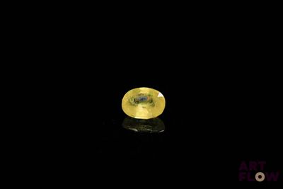 un gros plan d'un saphir jaune sur une surface noire