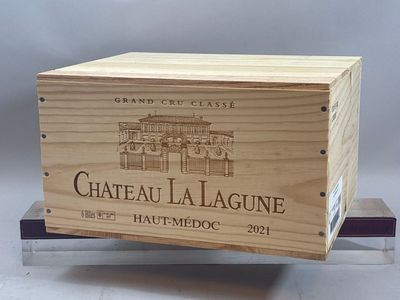 La caisse en bois contient une bouteille de vin posée sur un support