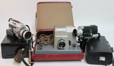 une boîte contenant un appareil photo, un étui pour appareil photo et un appareil photo
