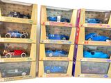 un grand nombre de voitures-jouets qui se trouvent dans les boîtes