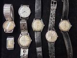 de nombreuses montres exposées dans une vitrine