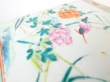 une image représentant un vase sur lequel sont peints des fleurs et des oiseaux