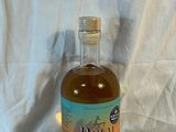 une bouteille de rhum posée sur une table