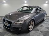 une photo d'une Audi TT Coupé grise dans un showroom