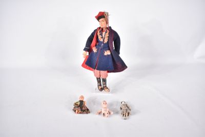 une figurine représentant une femme en robe bleue et trois petits chiens