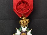 un gros plan d'une médaille entourée d'un ruban rouge