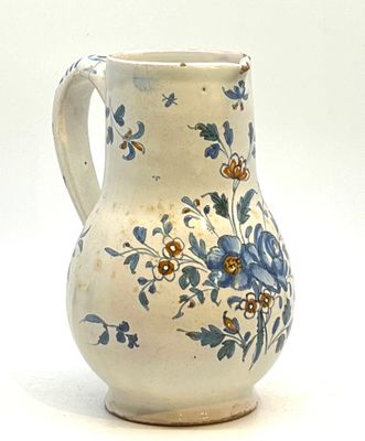 un vase bleu et blanc avec des fleurs